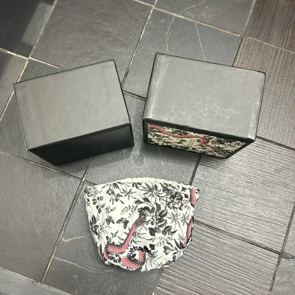 Authentic Gucci luxury designer signature jewelry box with dust bag - Picture 5 of 7